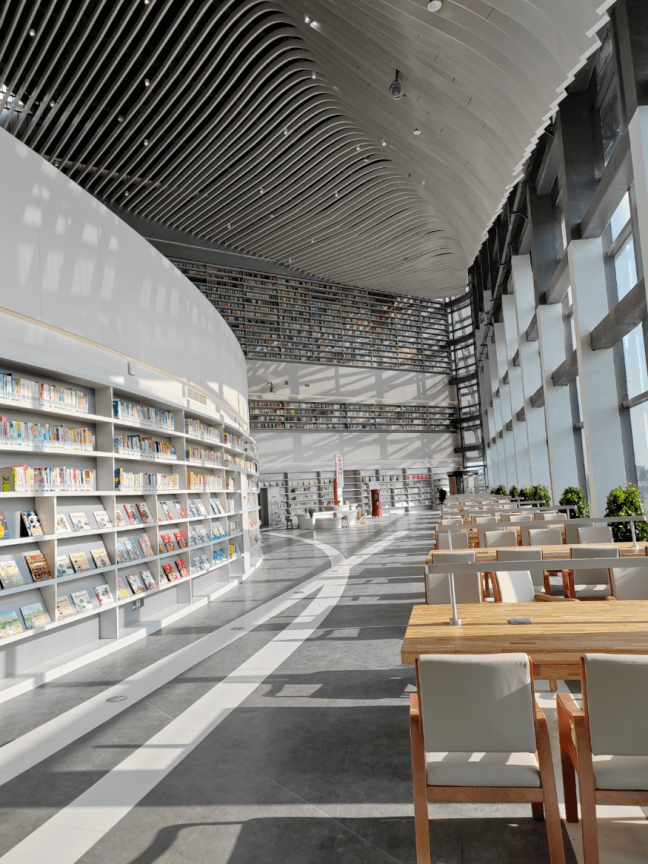 图2 衢州市图书馆内景 min