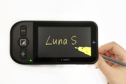 图4 luna s助视器内置支架易于书写