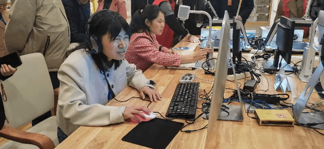 图5 视障人士体验助视器 min