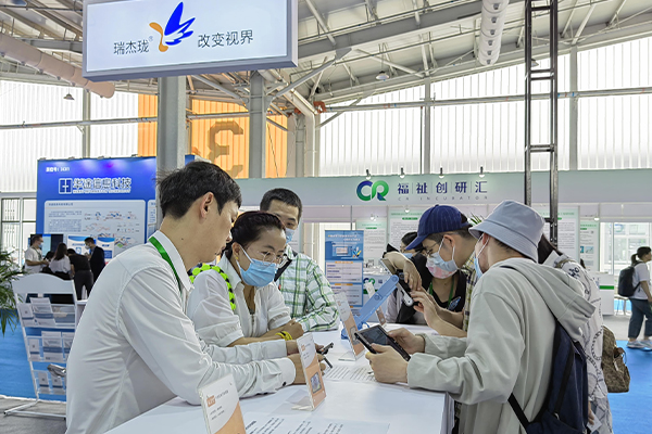 低视力者在2023中国国际福祉博览会瑞杰珑展台试用手持式助视器 (3)