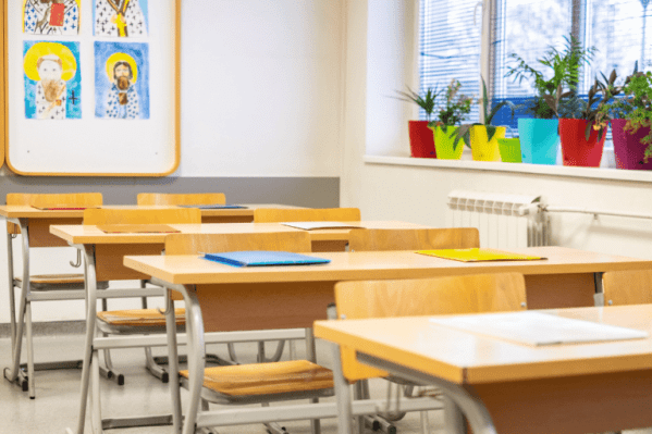 视障学生避免在教室追逐奔跑