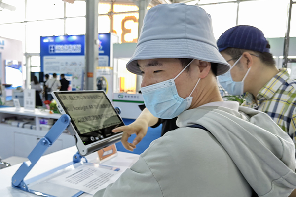 图2 低视力者在2023中国国际福祉博览会瑞杰珑展台体验12寸便携式助视器