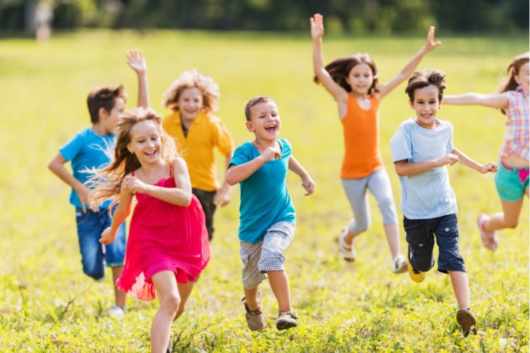 户外活动能帮助孩子提高视力 768x512