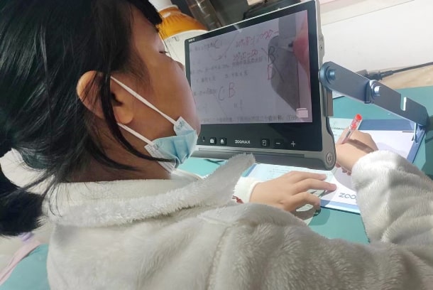 视障学生使用12寸助视器看书写字