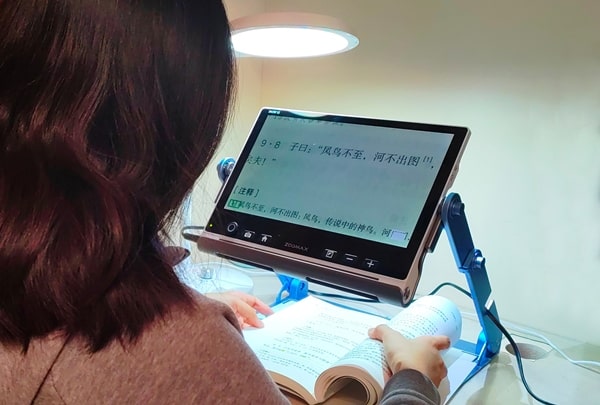 读高中的视障学生使用12寸电子助视器看书提高学习效率