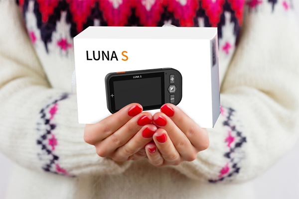 luna s电子助视器是送给低视力人士的理想新年礼物