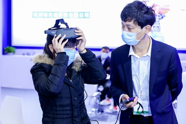 展会现场视障者体验头戴式助视器