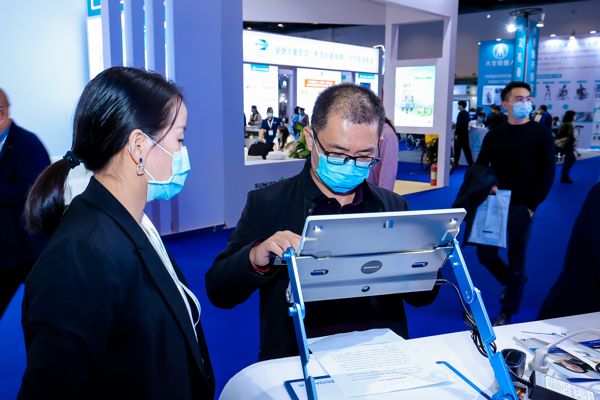 视障人士在瑞杰珑展台实地体验12寸远近两用电子助视器