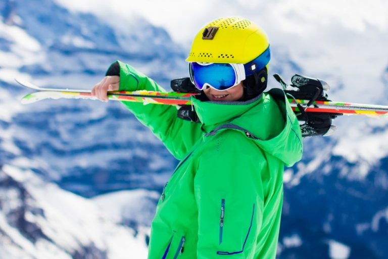 预防雪盲症佩戴防护眼镜