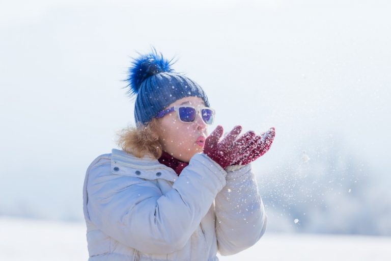 选择合适的防护眼镜预防紫外线伤害