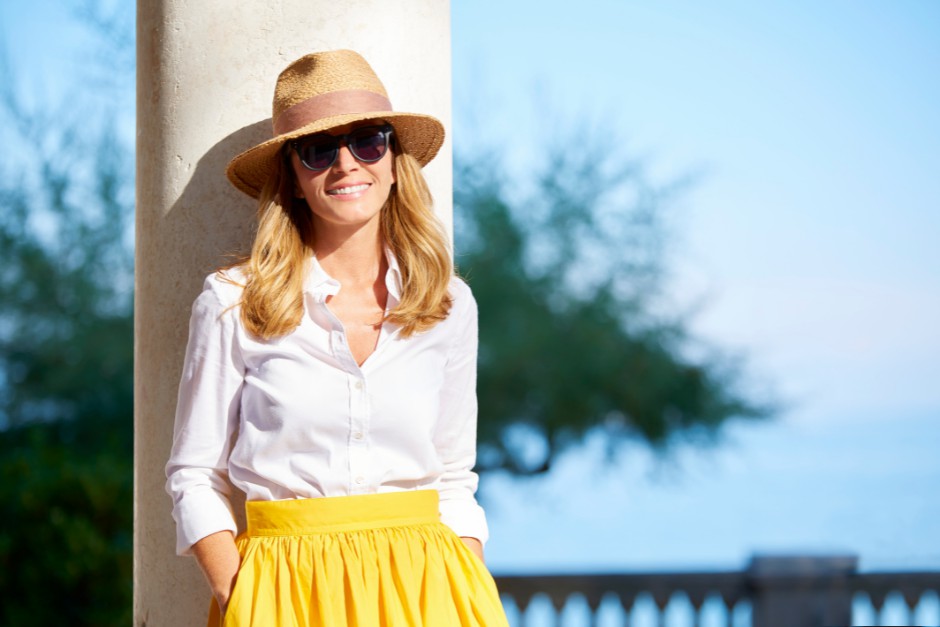 佩戴太阳眼镜可以有效防护紫外线对眼睛造成的伤害