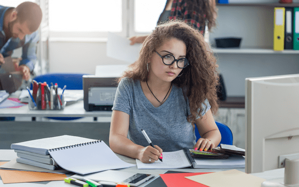 适当调整电脑屏幕以缓解眼疲劳