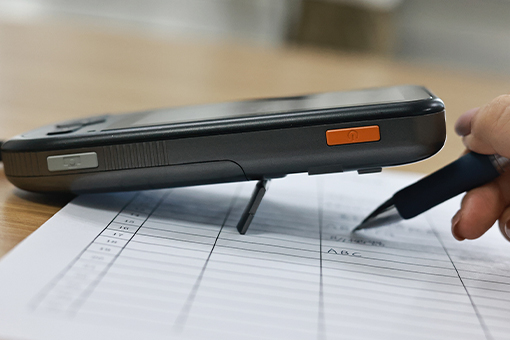 4.3寸助视器内置支架易于书写