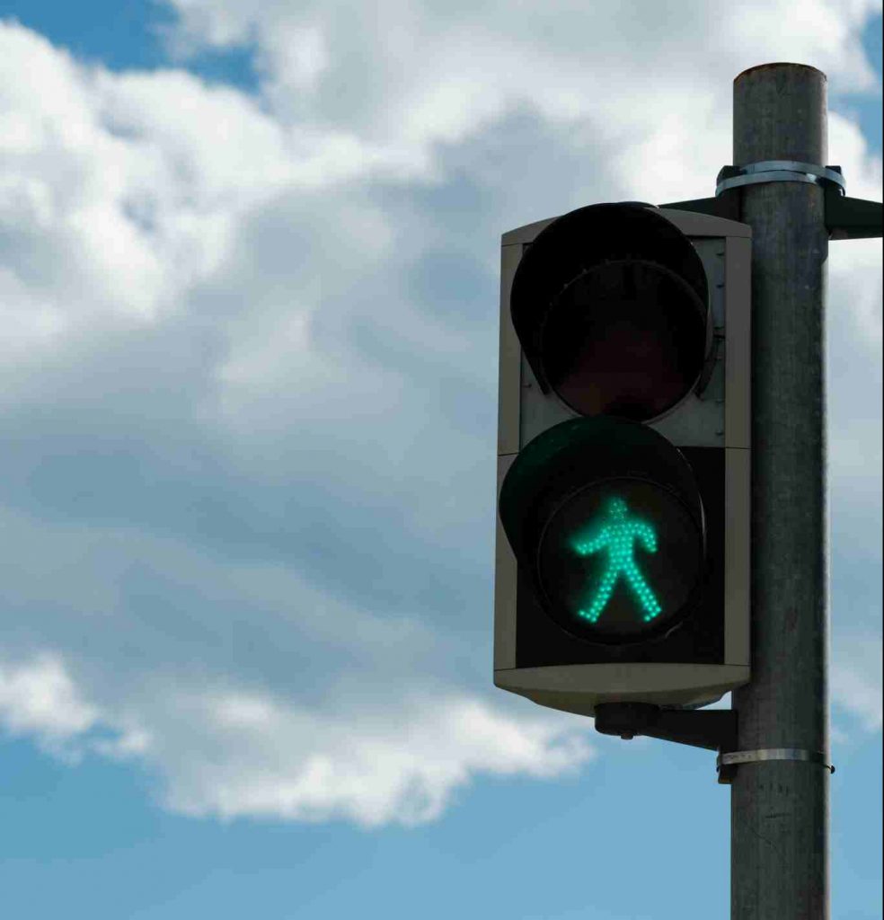 应大范围普及语音红绿灯，帮助视障朋友出行