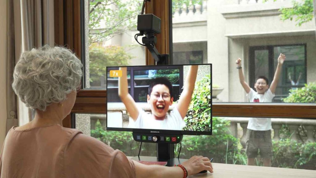 图为luna eye台式电子助视器