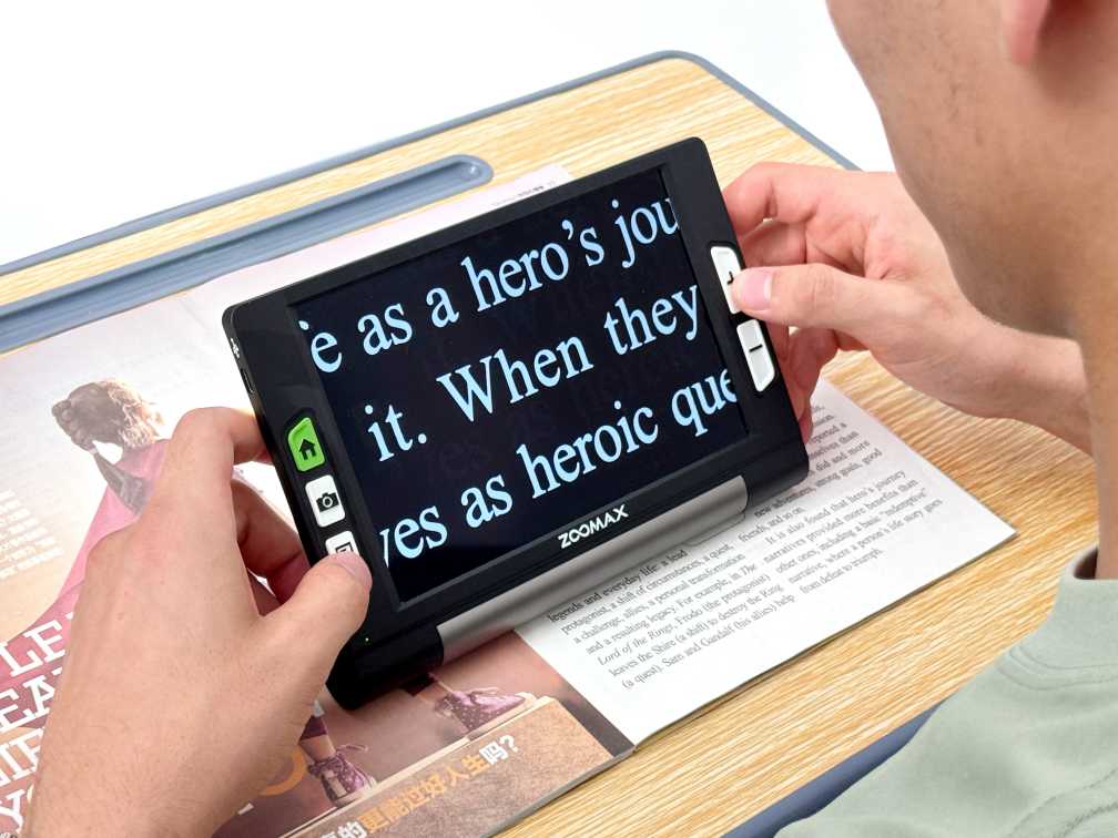 图为瑞杰珑luna 8手持式电子助视器