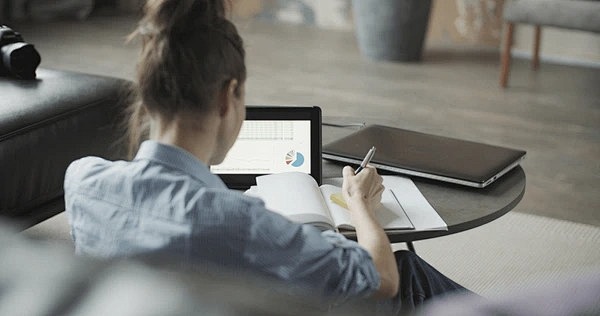 大部分低视力者只要有基础辅助，比如放大工具、合适的光线，就能完成阅读、写字、办公这些事