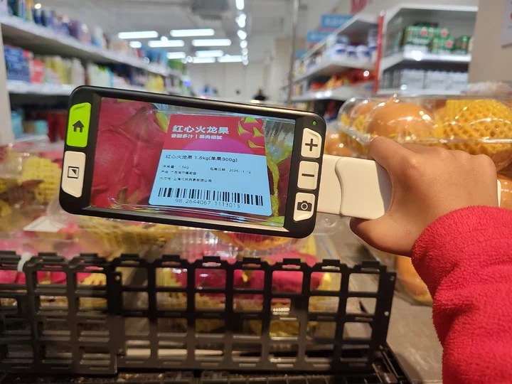 用户使用luna 6手持式助视器在超市查看商品标签