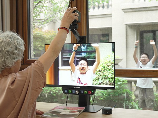 老年人使用luna eye观看花园中玩耍的孩子