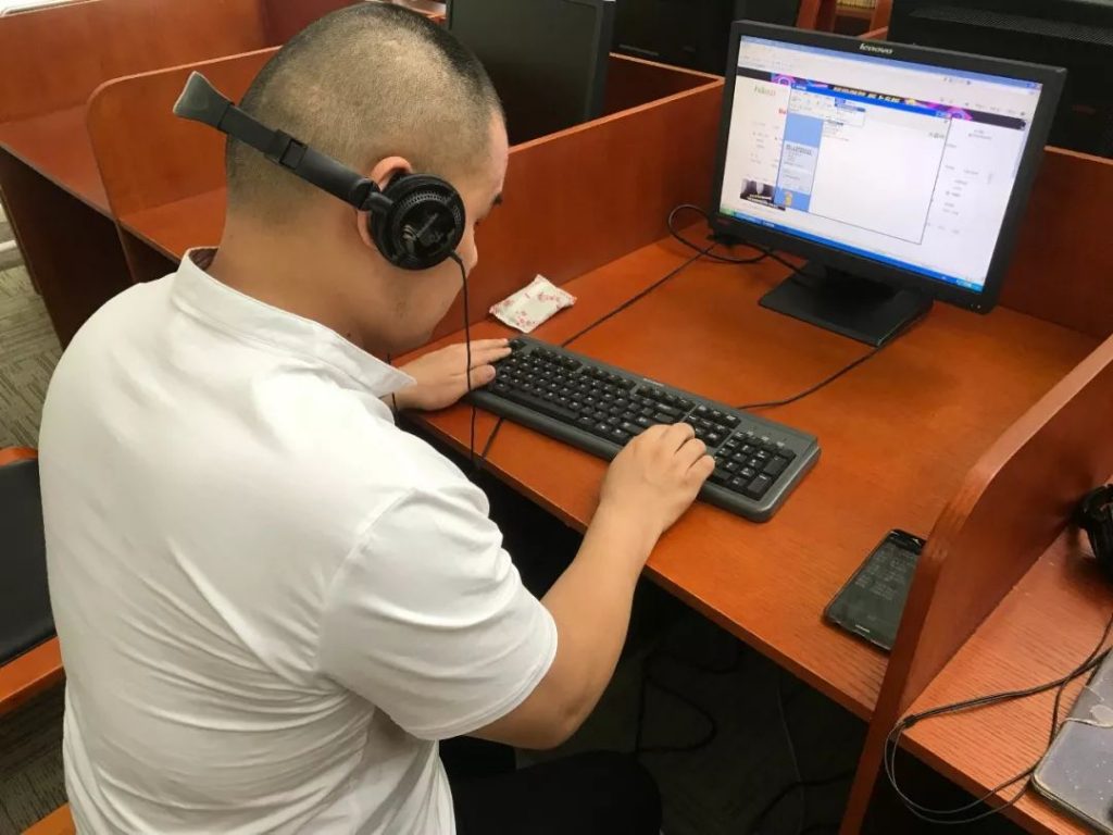 视障人士正在使用读屏软件操作电脑