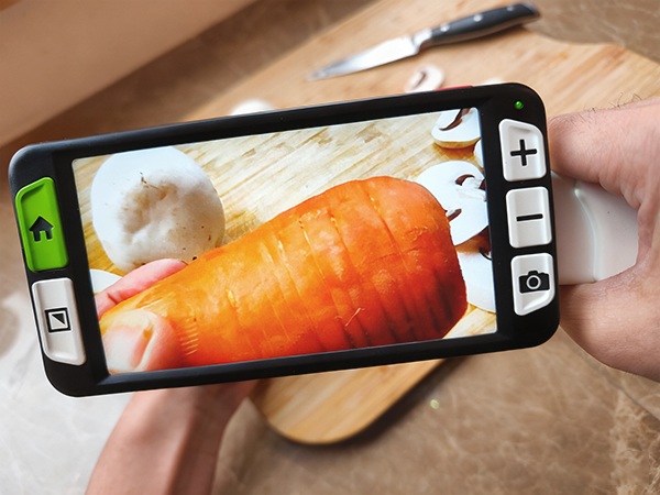 （用户正在用luna 6手持式助视器准备食材）