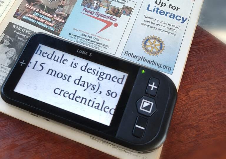 luna s手持式助视器轻巧便携，可随身携带阅读报纸