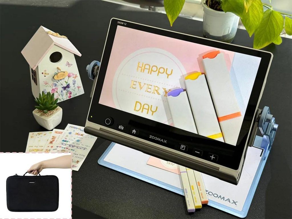 snow 12助视器折叠后如笔记本大小，外出时可放入收纳包中随身携带