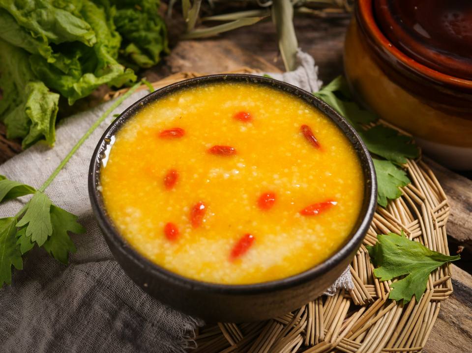 适合低视力群体制作的营养早餐：枸杞小米粥