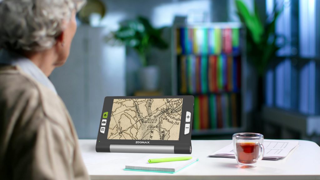 图中女士正在使用luna 8助视器查看地图细节