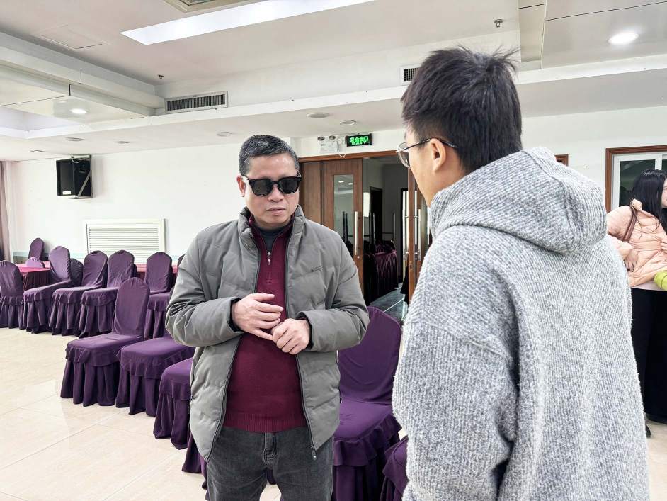 视障人士参加杭州市残联视觉无障碍智能眼镜专场体验活动活动现场照片 (11)