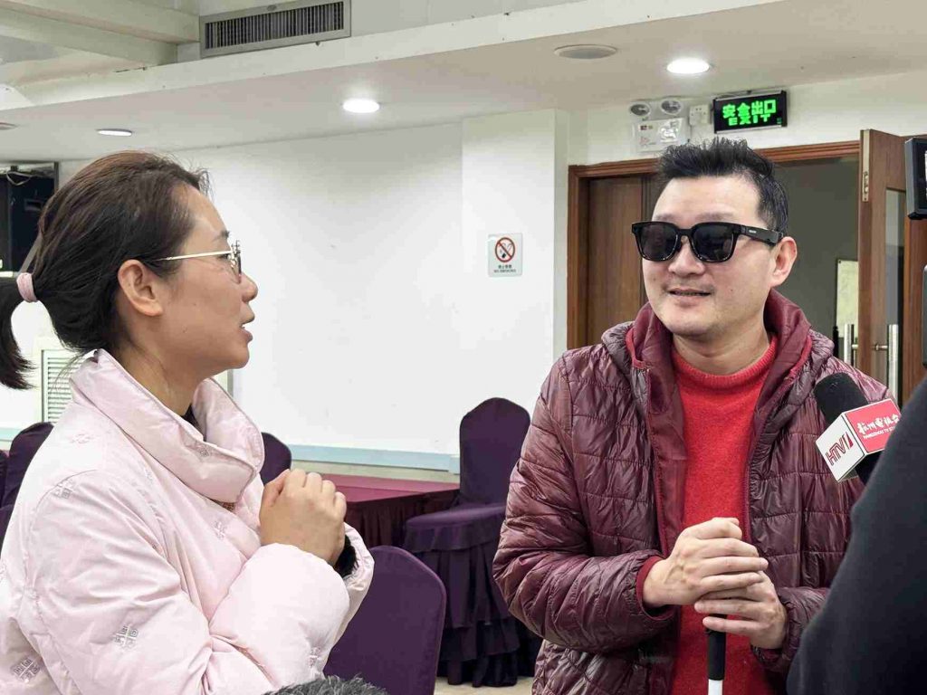 视障人士参加杭州市残联视觉无障碍智能眼镜专场体验活动活动现场照片 (13)