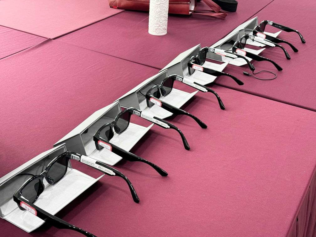 视障人士参加杭州市残联视觉无障碍智能眼镜专场体验活动活动现场照片 (15)