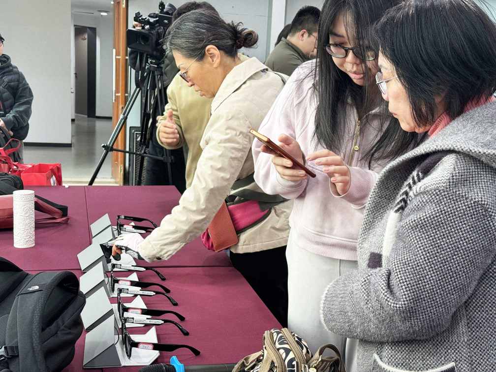 视障人士参加杭州市残联视觉无障碍智能眼镜专场体验活动活动现场照片 (16)