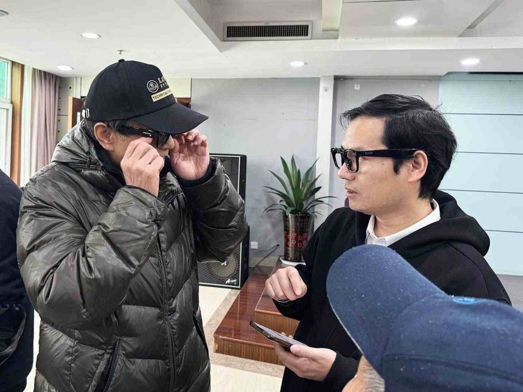 视障人士参加杭州市残联视觉无障碍智能眼镜专场体验活动活动现场照片 (17)