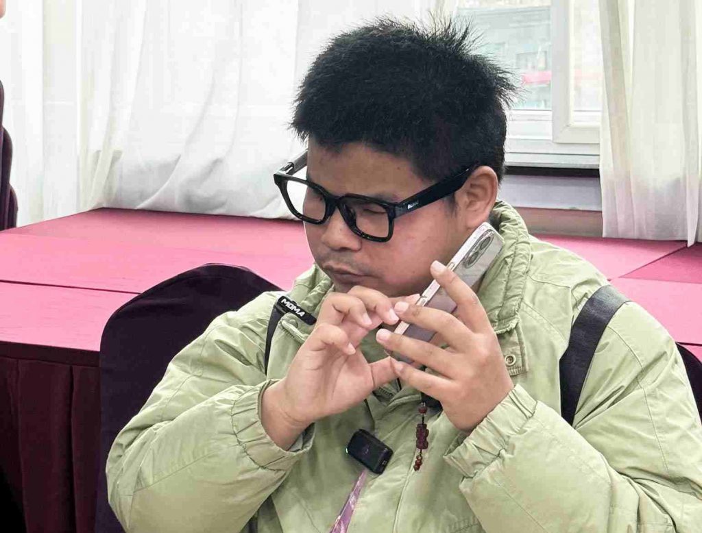 视障人士参加杭州市残联视觉无障碍智能眼镜专场体验活动活动现场照片 (18)