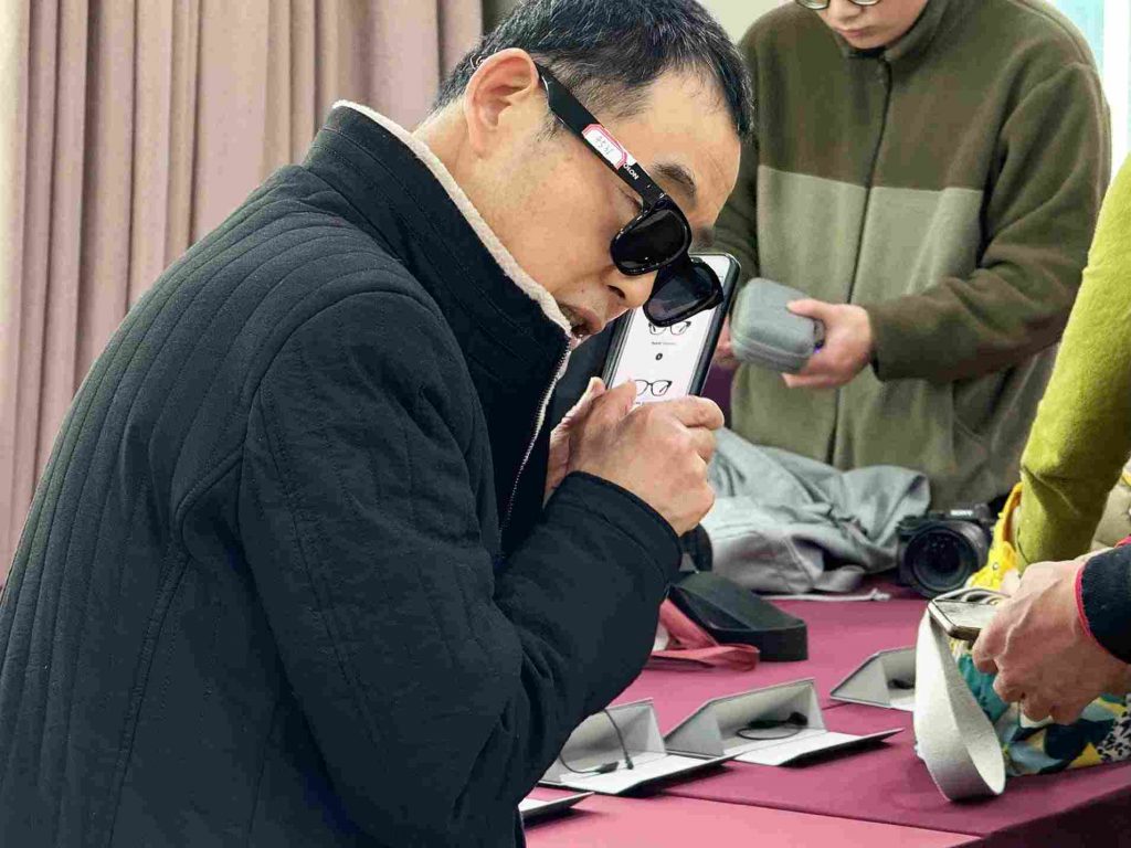 视障人士参加杭州市残联视觉无障碍智能眼镜专场体验活动活动现场照片 (19)