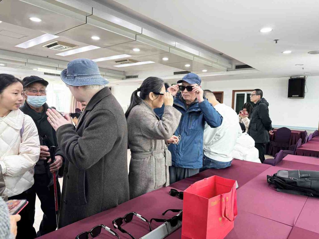 视障人士参加杭州市残联视觉无障碍智能眼镜专场体验活动活动现场照片 (20)