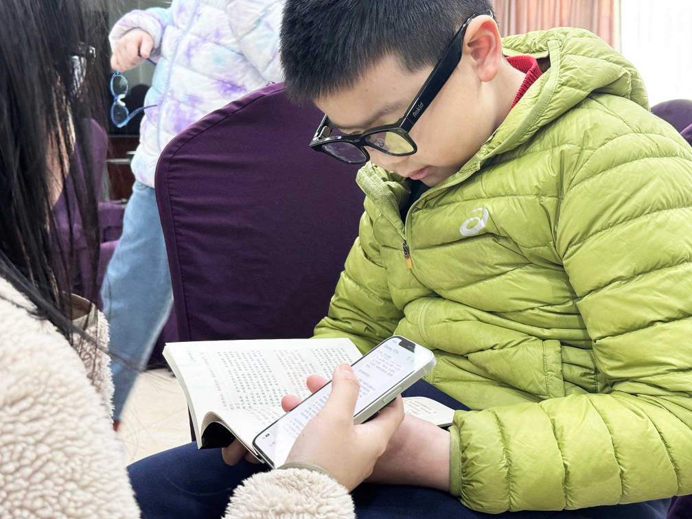 视障人士参加杭州市残联视觉无障碍智能眼镜专场体验活动活动现场照片 (21)