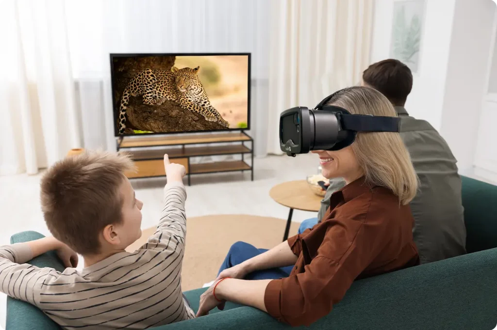 妈妈戴着穿瑞杰珑 acesight vr头戴式助视器助陪在家人一起看电视