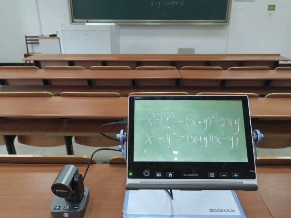 低视力学生上课用斯诺看远镜头和12寸电子助视器看黑板上的数学公式