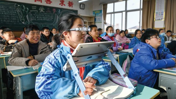 浙江放大镜女孩使用12寸助视器挺直脊背看书写字