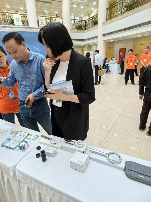 上海市盲人协会主席莅临瑞杰珑展台考察低盲辅具产品