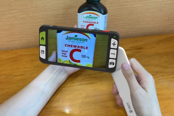 使用瑞杰珑luna 6手持式电子助视器可以清楚看到药瓶上的小字