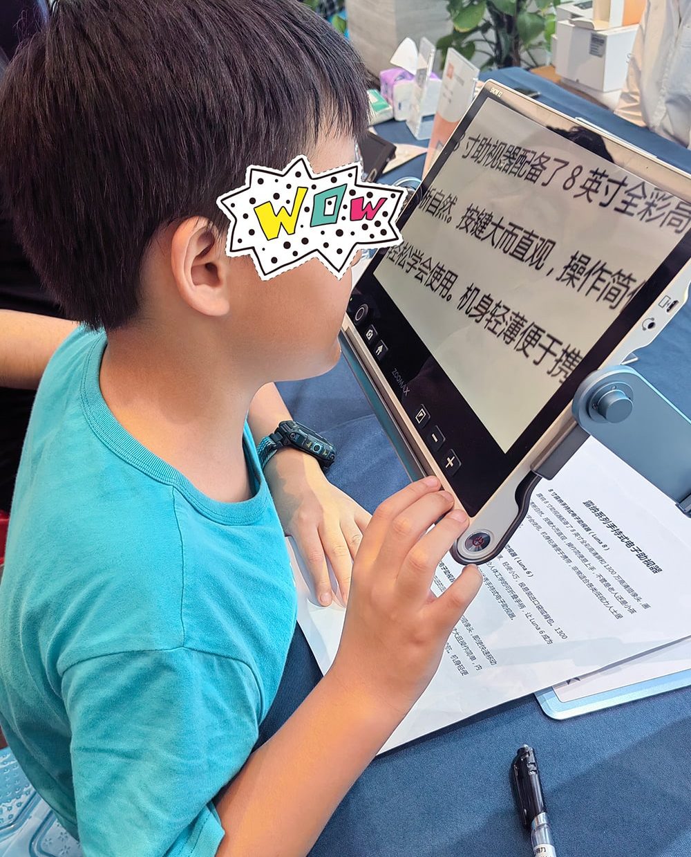 视障小学生体验试用12寸便携式电子助视器阅读文字
