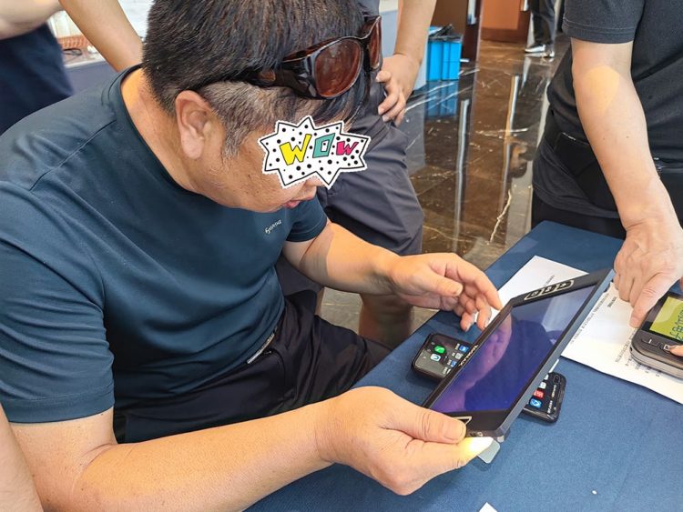 RP患者体验瑞杰珑8寸手持式电子助视器