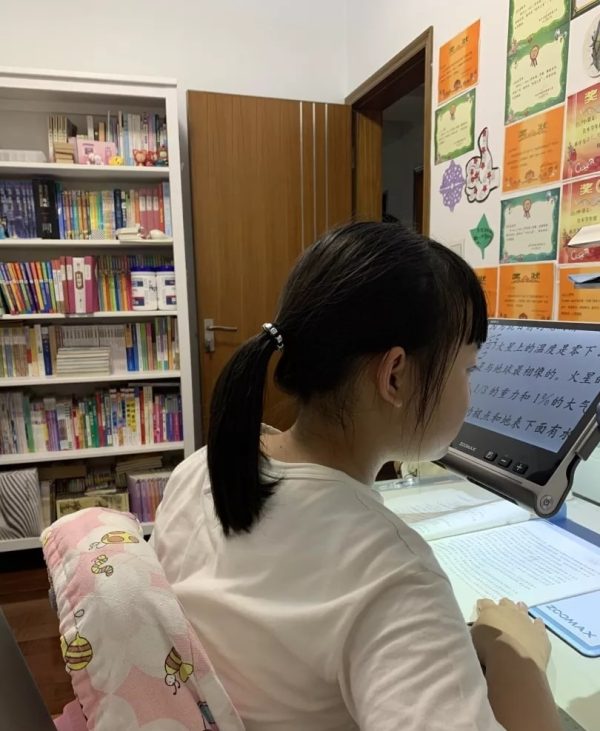 视神经萎缩的低视力女孩使用12寸电子助视器阅读课外书